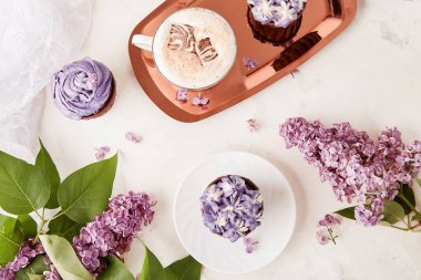 Çiçekli leylak kekler, estetik tatlılar, erimiş marşmelovlu kahve fincanı.