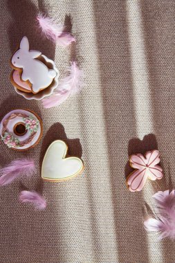 Gölgeli estetik Paskalya arkaplanı. Geleneksel jöleli kurabiyeler. Paskalya yemeği. Dikey fotoğraf