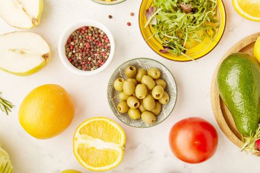 Vegan, yaz yemeği. FODMAP, Akdeniz, KETO bitki temelli diyet gıdalar. Meyveler, sebzeler, yeşiller, turunçgiller, zeytinler. Detoks, sağlıklı yaşam tarzı yakın plan