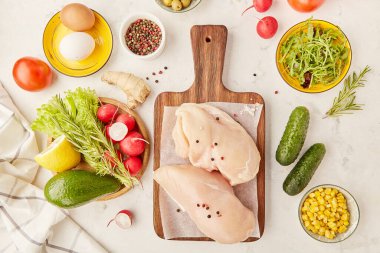 Taze sebze, meyve, yumurta, tavuk fileto, zeytin ve yeşillik. Keto, Paleo, düşük karbonhidrat, FODMAP diyet konsepti. Düz yerde yemek vardı..