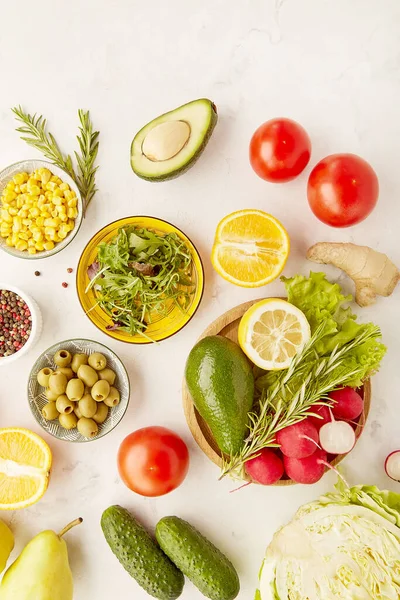 Vejetaryen yiyecekler, FODMAP, Akdeniz, bitki temelli diyet gıdalar. Meyveler, sebzeler, yeşiller, turunçgiller, zeytinler. Detoks, sağlıklı yaşam tarzı.