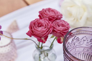 Güzel hazırlanmış pembe gül buketi. Provence zarafetiyle doldurulmuş bir tablo ayarı