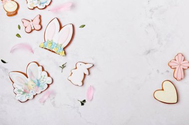 Paskalya yemeği pişirme arka planında pastel renkli Paskalya kurabiyeleri. Ahşap kırsal arkaplan, düz pankart kopyalama alanı