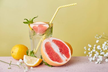 Narenciyeli taze estetik kokteyller. Az alkol, sıfır alkol, vitaminli su..