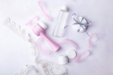 Yumuşak pembe güzellik aletleri ve tüyler. Güzellik blogları ve eleştiri konsepti.