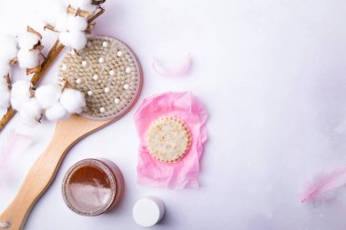 Vücut bakımı için zarif güzellik ürünleri, kuru fırça tekniği, ahşap fırça, doğal sabun, fırça