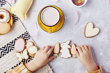 Nefis kakao ve kurabiyeler. Çocuklar için Paskalya havası. Mutlu Paskalyalar