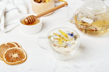 Alp sağlığı iksiri, cam bardakta doğal çay. Organik dağ karışımı - canlandırıcı bitkisel aşılama kavramı.