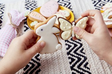 Mutlu Paskalya gelenekleri, Paskalya kurabiyelerini tutan çocukların ellerinden oluşur.