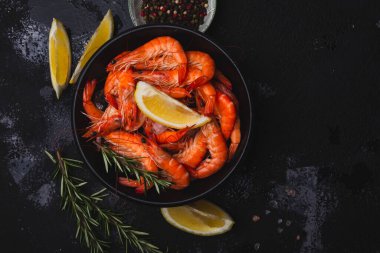 Bir kase karideste yakalanan deniz ürünleri, yaşam tarzı dergileri veya diyet blogları için uygun..