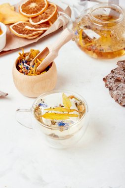 Bağışıklık artırıcı konsept - sağlıklı yaşam için bitkisel iksir organik dağ karışımı - bitkisel dinlenme, yatıştırıcı bitkisel iksir.