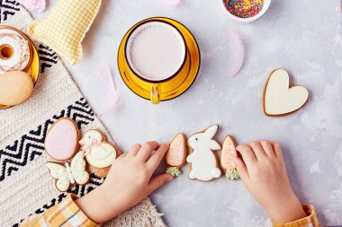 Nefis kakao ve kurabiyeler. Çocuklar için Paskalya havası. Mutlu Paskalyalar