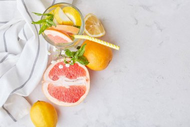 Turunçgil meyveli kokteyl. Vitaminli detoks suyu. Az alkol, sıfır alkol. Üst görünüm, alanı kopyala