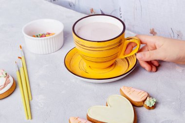 Kakao fincanı ve kurabiye lezzetleri. Çocuk geleneksel kurabiye dekorasyonu.