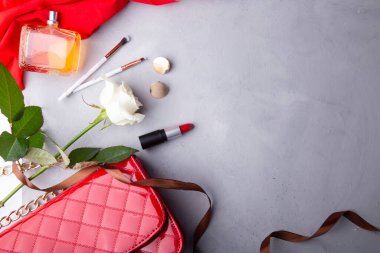 Parfüm ve güllerle gösterişli güzellik ve tarz düzenlemesi. Kırmızı aksanlı, kadınsı arkaplan.