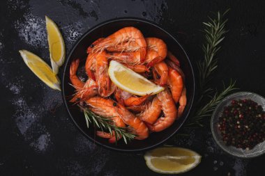Bir kase karideste yakalanan deniz ürünleri, yaşam tarzı dergileri veya diyet blogları için uygun..