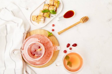 Lagom 'un evi. Estetik sonbahar cam çaydanlığı mevsimsel sağlıklı yaban mersini çayı. Ballı ve naneli Türk baklavası. Boşluğu kopyala.