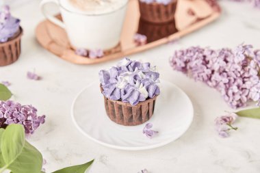 Çiçekli mor pasta, trend rüya kaçamağında. Boş zaman ve rahatlama zamanı. Bahar mor arka plan. Güzel yemek..
