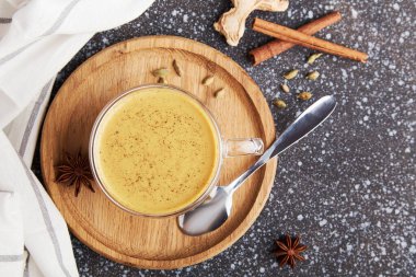 Hint masala çayı. Masala chai, paslı arka planda, sütlü ve baharatlı çay. Rahat ev estetiği.