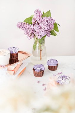 Çiçekli leylak kekler - estetik tatlılar, bir buket leylak çiçekli kahve fincanı..