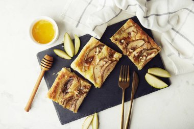 Armut ve ballı taze ev yapımı hamur işleri. Armut dilimli puf böreği, camembert peyniri, bal ve ceviz..