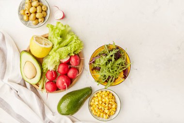 Fodmap, keto, vegan malzemeleri, bitki temelli diyet, sebze ve meyve, avokado, yeşillik, zeytin. Fodmap, fotokopi alanı ile Paleo diyet kavramı.