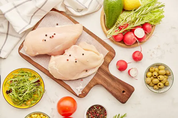 Düşük karbonhidrat, Keto, Paleo, FODMAP diyet konsepti. Taze sebze, meyve, yumurta, tavuk fileto, zeytin ve yeşillik. Düz yerde yemek vardı..