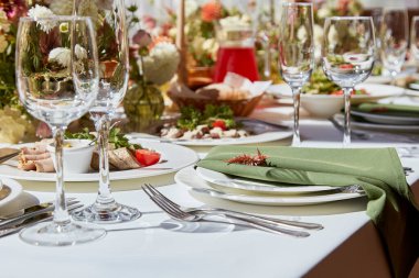 Zarif odalardaki masa ayarları mum ve çiçek düzenlemeleri ile süslenir ve güneş ışığı gölgeleri oluşur. Düğün Provence 'ın estetiğini somutlaştırıyor..