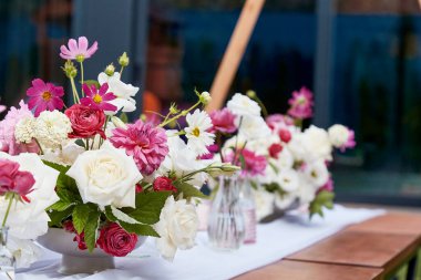 Ayarlanmış pembe çiçek buketi. Güller ve karışık çiçeklerle süslenmiş sanatsal çiçek çeşitleri. Çiçek tasarımı ilham kaynağı ve botanik, parti bahçesi