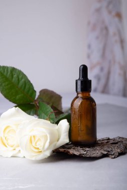 Holistik cilt bakımı yağı ve kurutulmuş çiçek aranjmanı, sağlıklı olmak için doğal ahşap zemin üzerinde..