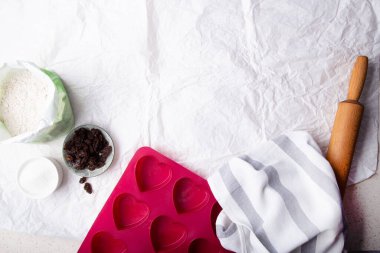 Pişirme Günü Esasları - Un, Şeker, Kuru Üzüm ve Kalp Şekilleri.