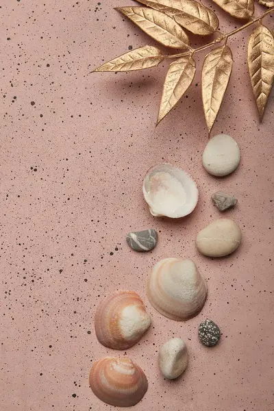 stock image Golden summer details with seashells and pebbles on pink with copy space.