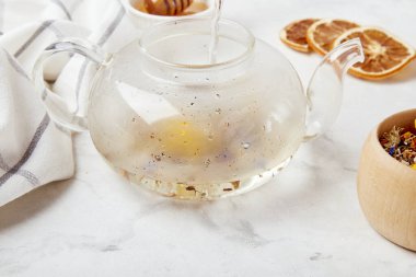 Organik dağ karışımı, sakinleştirici bitkisel çay. Bitkisel aşılar ile iyileşme inzivası.