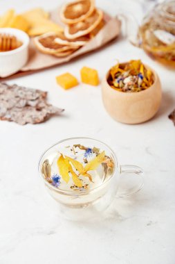 Bağışıklık artırıcı konsept - sağlıklı yaşam için bitkisel iksir organik dağ karışımı - sağlık ritüeli - düşünceli yaşam için alp bitkisi çayı.