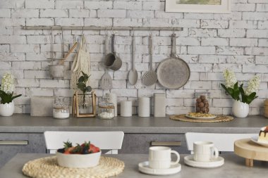 Çağdaş mutfak sahnesinde iki kişilik meyve, böğürtlen ve kahve var. Seçici odak.