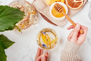 Organik dağ karışımı - canlandırıcı bitkisel aşılama kavramı.