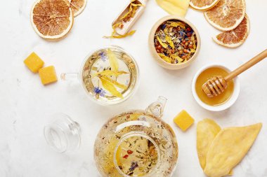 Doğal çay saati, doğal bal ve kuru mango manzaralı bitki çayı. Doğal organik çay - sürdürülebilir çevre dostu yaşam tarzı. Bitkisel uyum - çay ayinlerindeki dağlık dinginlik