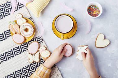 Lezzetli Paskalya gelenekleri. Tatlı Paskalya anları. Mutlu Paskalyalar. Tatlı kakao ve kurabiye.