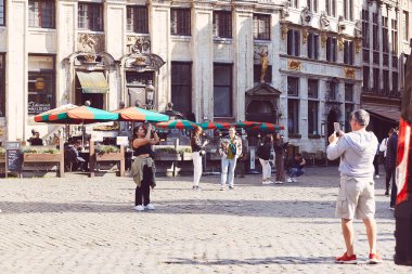 BRÜZSEL, BELGIUM - 1 Haziran - büyük yer. Meydanda turist kalabalığı - güneşli bir günde gündüz sahnesi.