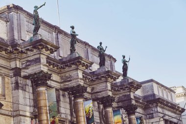 Brüksel 'deki antik dekorasyon heykelleri binanın tepesinde. Eski mimari.