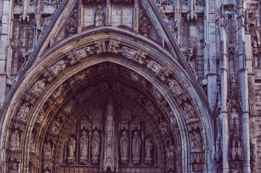 Brüksel 'deki kilisenin antik gotik unsurları, şehrin akşam ışığı manzarası.