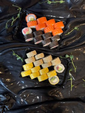 Dramatik Işıkta Minimalist Suşi Sunumu. Japon Yemekleri 