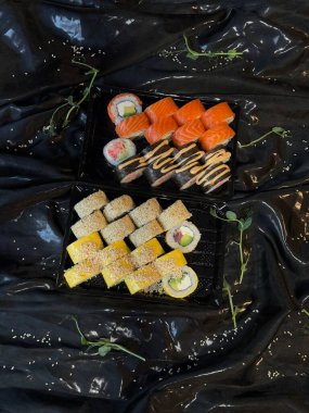 Gölgeler ve röfleli suşi kompozisyonu. Koyu estetik. Üst görünüm.