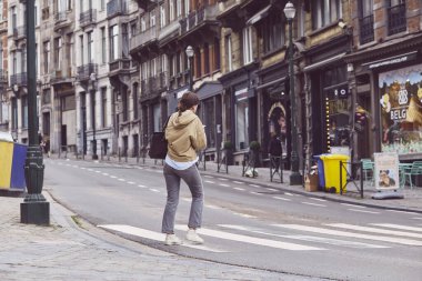 BRÜKSEL, BELGIUM - 27 Mayıs: Eski mimari caddesi, millet. Yaya geçidinde yayalar.