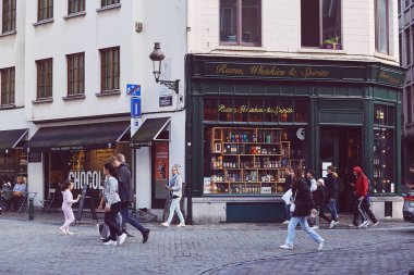 BRÜKSEL, BELGIUM - 27 Mayıs - işlek cadde - dükkanlar, turistler. Seyahat hedefi.