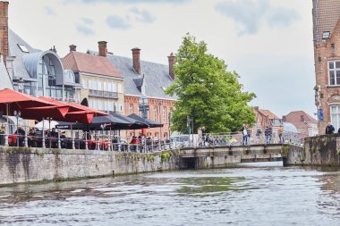 Bruges, Belçika - 31 Mayıs 2024 Tranquil Bruges, turistler. Bruges Kanal Turu. Seyahat ediyorum. Yerel dükkanlar, kafeler ve sokaklar.