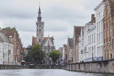 Bruges, Belçika - 31 Mayıs 2024 Rainy Bruges Kanal Manzarası. Belçika 'da Seyahat