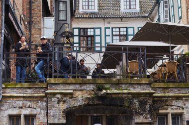 Bruges, Belçika - 31 Mayıs 2024 Bruges Kanalları ve Ortaçağ Büyüsü. Serene Bruges in the Rain, bir tekneden izleniyor. Yerel dükkanlar, turist kalabalığı.
