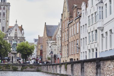 Bruges, Belçika - 31 Mayıs 2024 Rainy Bruges Kanal Manzarası. Belçika 'da Seyahat