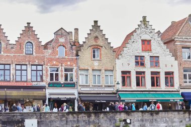 Bruges, Belçika - 31 Mayıs 2024 - Rainy Belçika. Bruges Kanalları ve Ortaçağ Büyüsü. Yerel dükkanlar, turist kalabalığı.